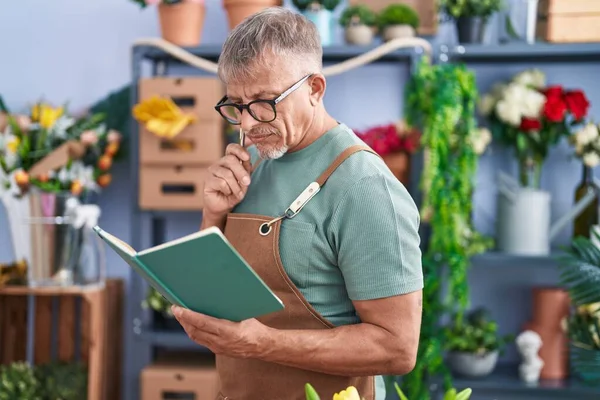 Middle Age Grey Haired Man Florist Ανάγνωση Βιβλίου Στο Ανθοπωλείο — Φωτογραφία Αρχείου