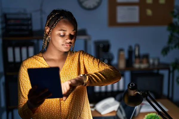 Αφροαμερικανή Γυναίκα Πλεξούδες Που Εργάζονται Στο Γραφείο Νύχτα Tablet Έλεγχο — Φωτογραφία Αρχείου