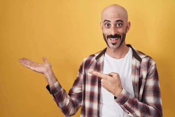 Homem Hispânico Com Barba Sobre Fundo Amarelo Espantado Sorrindo Para — Fotografia de Stock