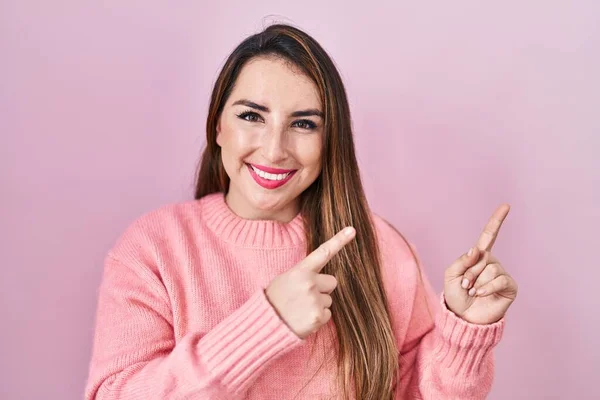 Νεαρή Ισπανίδα Που Στέκεται Πάνω Από Ροζ Φόντο Χαμογελώντας Και — Φωτογραφία Αρχείου