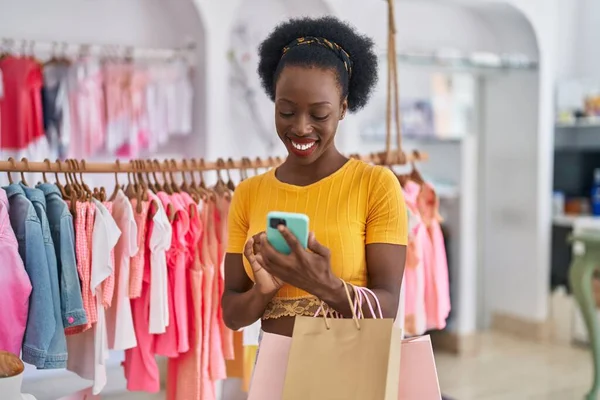 Afroamerikanerin Hält Einkaufstüten Mit Smartphone Bekleidungsgeschäft — Stockfoto