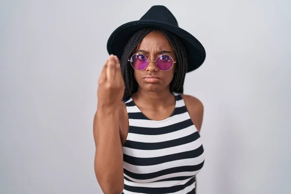 Молодой Африканский Американец Косичками Шляпе Солнцезащитных Очках Делает Итальянский Жест — стоковое фото