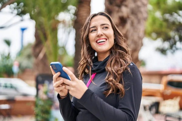 Mujer Hispana Joven Usando Ropa Deportiva Usando Smartphone Parque —  Fotos de Stock