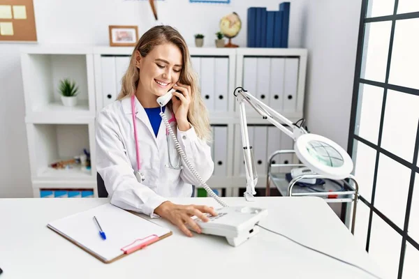 Young Woman Wearing Doctor Uniform Talking Telephone Clinic — Stock Photo, Image
