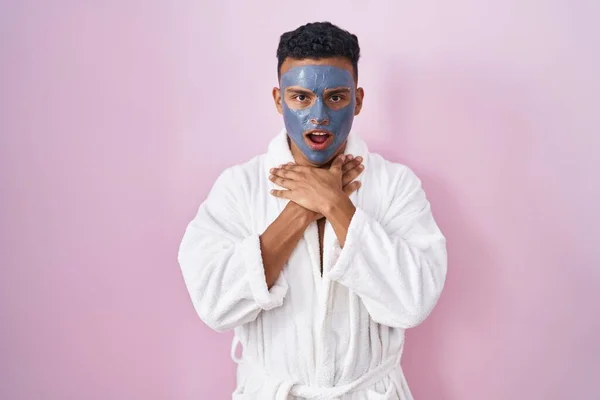 Young Hispanic Man Wearing Beauty Face Mask Bath Robe Shouting — Stock Photo, Image