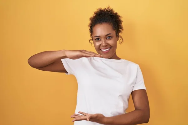 Young Hispanic Woman Curly Hair Standing Yellow Background Gesturing Hands — Stockfoto