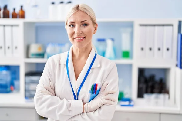 Young Blonde Woman Wearing Scientist Uniform Standing Arms Crossed Gesture — Foto Stock