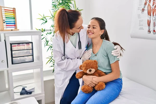 Woman Girl Doctor Patient Holding Teddy Bear Clinic — Stok fotoğraf