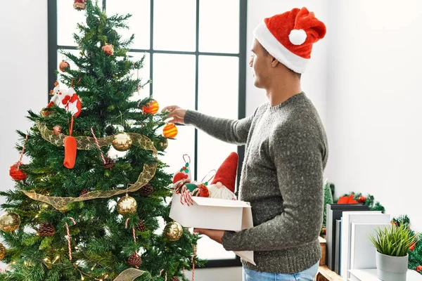 Jovem Hispânico Sorrindo Confiante Decorando Árvore Natal Casa — Fotografia de Stock