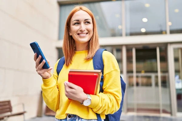Joven Mujer Caucásica Estudiante Sonriendo Confiado Usando Teléfono Inteligente Universidad — Foto de Stock
