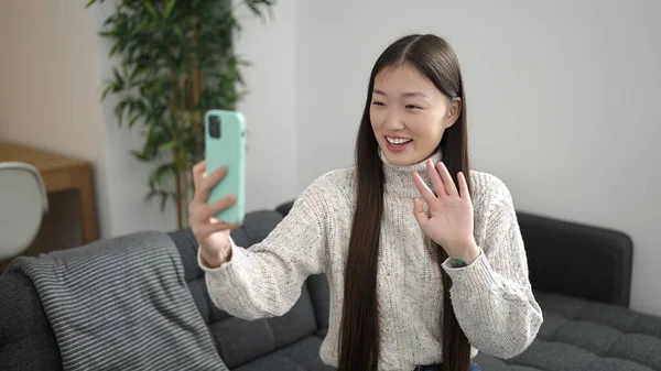 Молода Китайка Яка Має Відеодзвінок Сидить Вдома Дивані — стокове фото