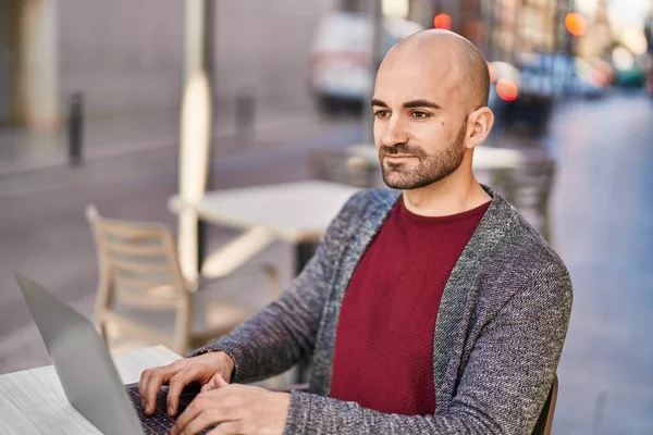 Junger Mann Sitzt Mit Laptop Auf Tisch Auf Café Terrasse — Stockfoto