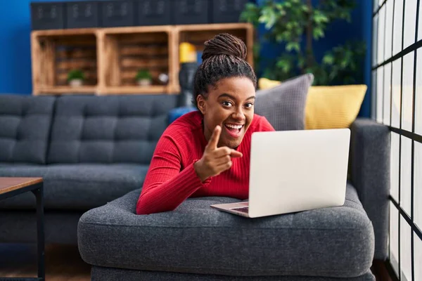 Junger Afroamerikaner Mit Zöpfen Die Mit Computer Laptop Arbeiten Lächelt — Stockfoto