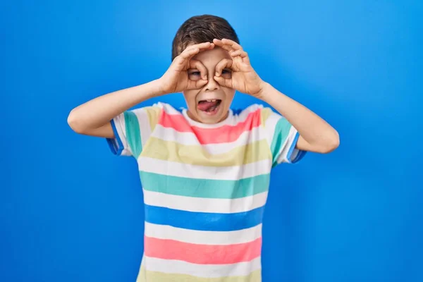 Jeune Enfant Caucasien Debout Sur Fond Bleu Faisant Geste Correct — Photo