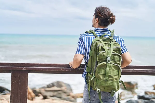 Young Hispanic Man Tourist Wearing Backpack Leaning Balustrade Seaside — Stock Photo, Image
