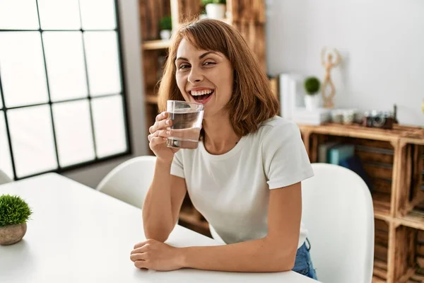 Young Caucasian Woman Drinking Water Sitting Table Home — Fotografia de Stock