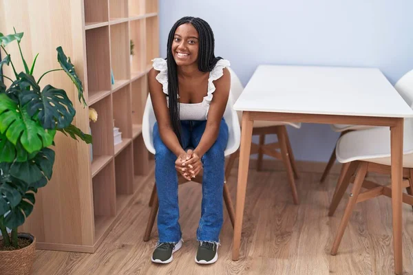 Mujer Afroamericana Sonriendo Confiada Sentada Silla Casa —  Fotos de Stock