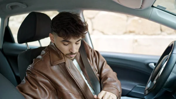 在街上戴汽车安全带的阿拉伯青年男子 — 图库照片