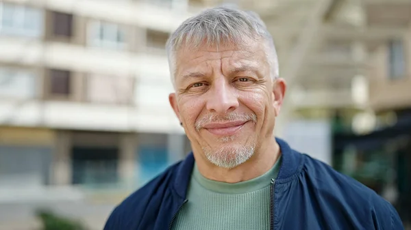 Hombre Pelo Gris Mediana Edad Sonriendo Confiado Pie Calle —  Fotos de Stock