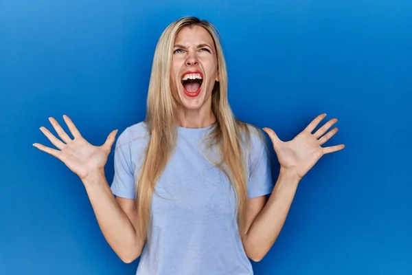Mooie Blonde Vrouw Draagt Casual Shirt Blauwe Achtergrond Gek Gek — Stockfoto