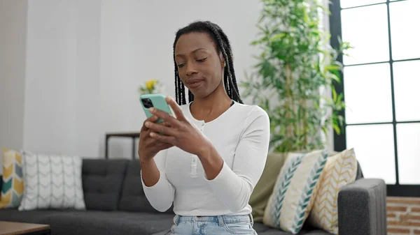 Afrikansk Amerikansk Kvinna Använder Smartphone Sitter Soffan Hemma — Stockfoto
