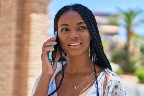Mujer Afroamericana Sonriendo Confiada Hablando Teléfono Inteligente Calle —  Fotos de Stock