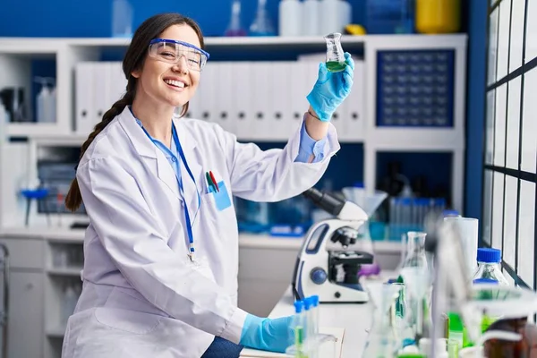 Defterine Yazan Genç Bilim Kadını Laboratuarda Deney Tüpü Tutuyor — Stok fotoğraf