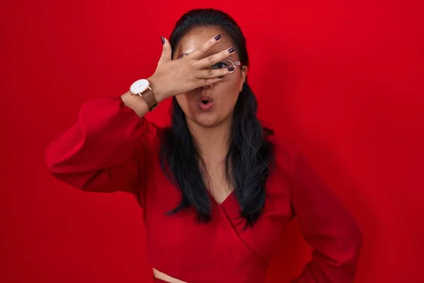Aziatisch Jong Vrouw Staande Rode Achtergrond Gluuren Shock Bedekking Gezicht — Stockfoto
