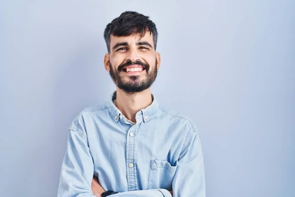 Mladý Hispánec Vousy Stojící Nad Modrým Pozadím Šťastný Obličej Usmívající — Stock fotografie