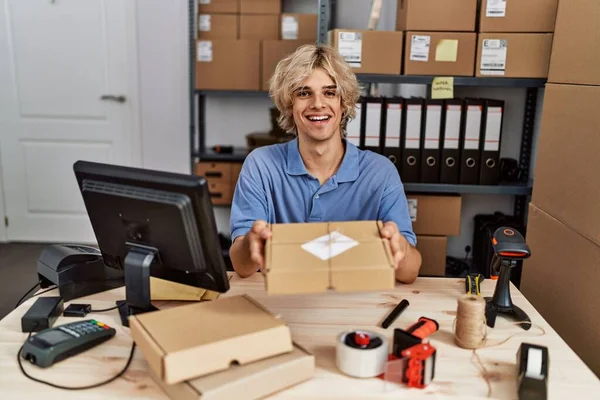 Junger Blonder Mann Mit Paket Büro — Stockfoto