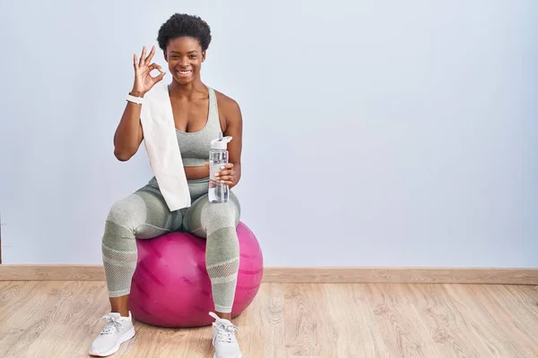 Afroamerikanerin Sportbekleidung Sitzt Auf Pilates Ball Und Lächelt Positiv Und — Stockfoto