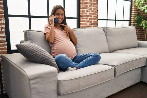 Mujer Embarazada Joven Teniendo Conversación Hablando Teléfono Inteligente Sonriendo Feliz —  Fotos de Stock