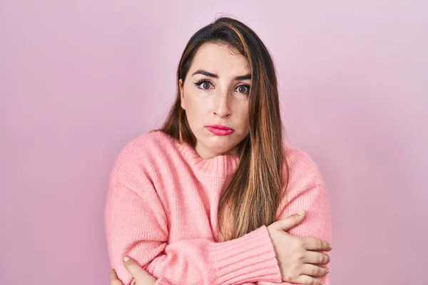 Young Hispanic Woman Standing Pink Background Shaking Freezing Winter Cold — Stockfoto