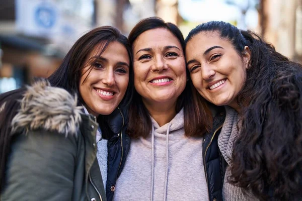 Três Mulheres Mãe Filhas Juntas Rua — Fotografia de Stock