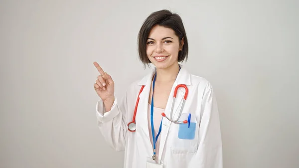 Junge Kaukasische Ärztin Lächelt Selbstbewusst Und Präsentiert Vor Isoliertem Weißen — Stockfoto