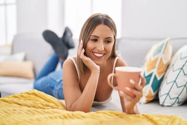 Young Beautiful Hispanic Woman Drinking Coffee Lying Sofa Home — Stock Photo, Image