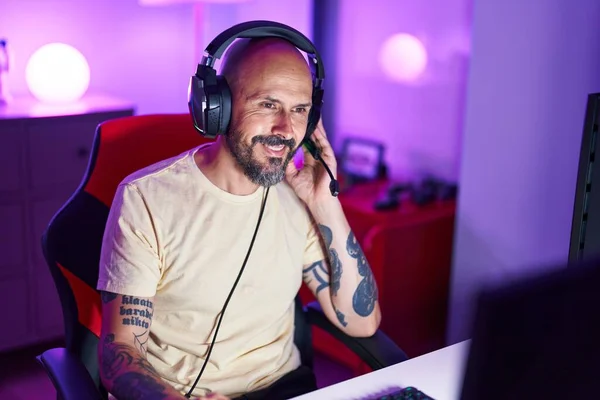 Young Bald Man Streamer Playing Video Game Using Computer Gaming —  Fotos de Stock