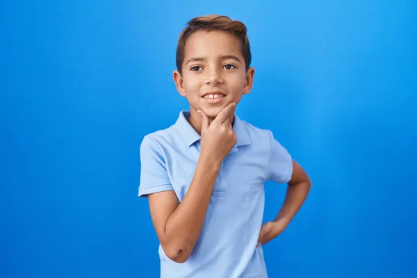 Sıradan Mavi Tişörtler Giyen Küçük Spanyol Çocuk Kameraya Kollarını Kavuşturup — Stok fotoğraf
