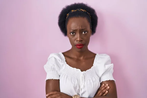 Pembe Arka Planda Duran Kıvırcık Saçlı Afrikalı Kadın Şüpheci Gergin — Stok fotoğraf