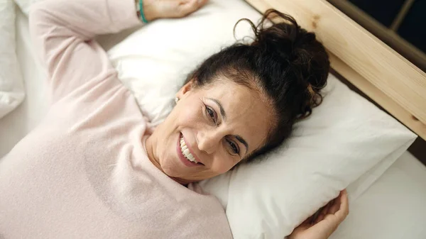 Hispanische Frau Mittleren Alters Lächelt Selbstbewusst Auf Dem Bett Schlafzimmer — Stockfoto