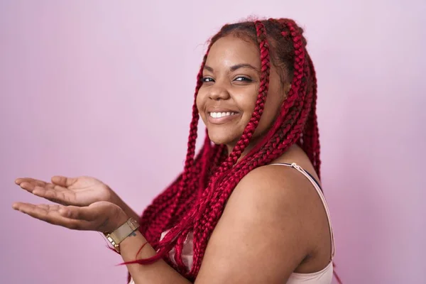 Африканська Американка Плетеним Волоссям Стоїть Над Рожевим Фоном Відгороджує Руки — стокове фото