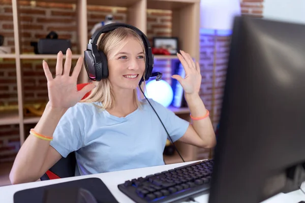 Mladá Běloška Hraje Videohry Sluchátkách Ukazující Ukazující Prsty Číslo Deset — Stock fotografie