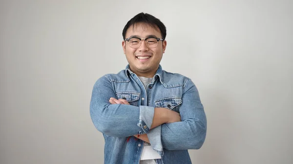 Mladý Číňan Muž Usmívá Sebevědomě Stojící Rukama Zkřížené Gesto Přes — Stock fotografie