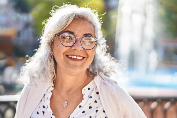 Kobieta Średnim Wieku Uśmiecha Się Pewnie Stojąc Parku — Zdjęcie stockowe