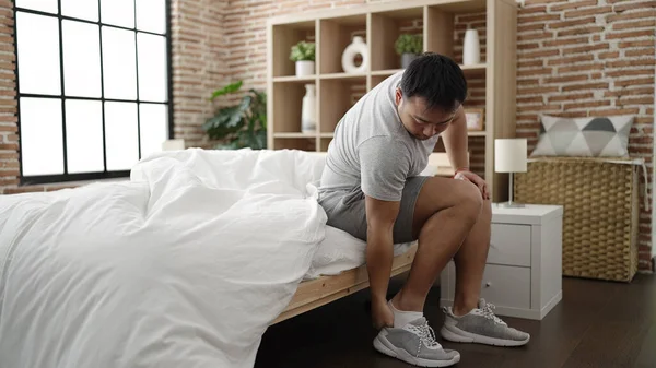 Молодой Китаец Сидит Кровати Надевает Обувь Спальне — стоковое фото