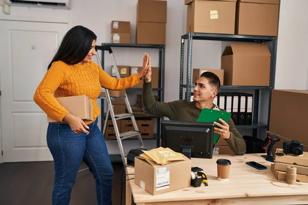 Mężczyzna Kobieta Commerce Pracowników Przybij Piątkę Podniesionymi Rękami Biurze Commerce — Zdjęcie stockowe