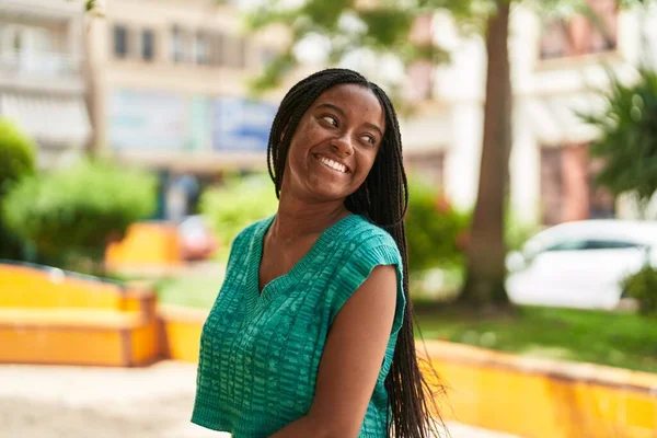 Afro Amerikaanse Vrouw Glimlachen Zelfverzekerd Kijken Naar Zijkant Park — Stockfoto