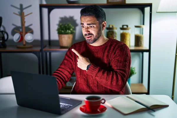 Ung Latinamerikan Man Med Skägg Med Dator Laptop Natten Hemma — Stockfoto