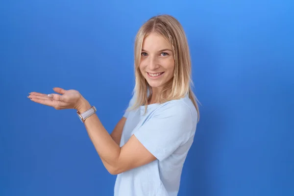 Mulher Caucasiana Jovem Vestindo Camisa Azul Casual Apontando Para Lado — Fotografia de Stock