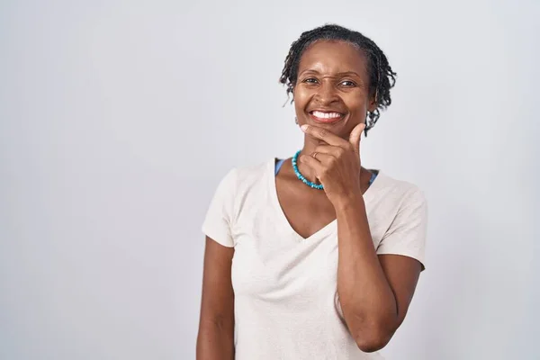 Αφρικανική Γυναίκα Dreadlocks Στέκεται Πάνω Από Λευκό Φόντο Αναζητούν Αυτοπεποίθηση — Φωτογραφία Αρχείου